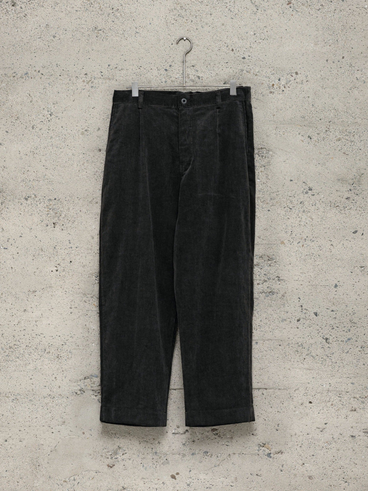 EVAN KINORI SINGLE PLEAT PANT CARBON DYED CORDUROY CHARCOAL