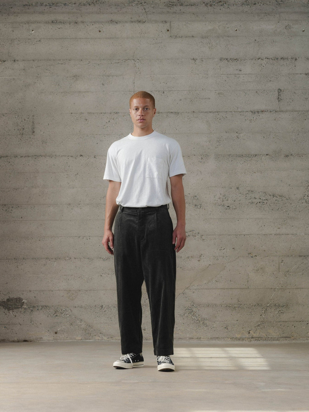 EVAN KINORI SINGLE PLEAT PANT CARBON DYED CORDUROY CHARCOAL