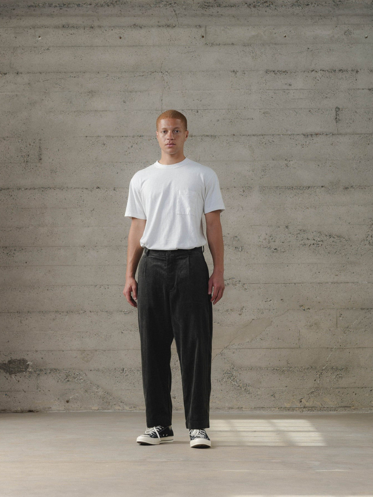 EVAN KINORI SINGLE PLEAT PANT CARBON DYED CORDUROY CHARCOAL