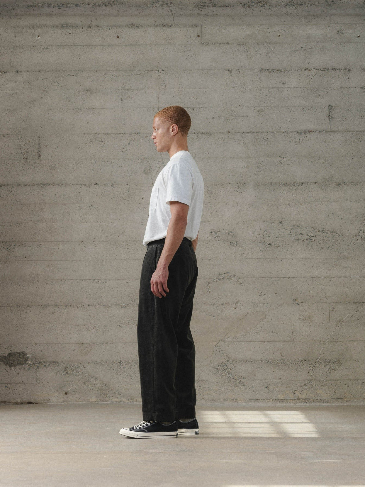 EVAN KINORI SINGLE PLEAT PANT CARBON DYED CORDUROY CHARCOAL