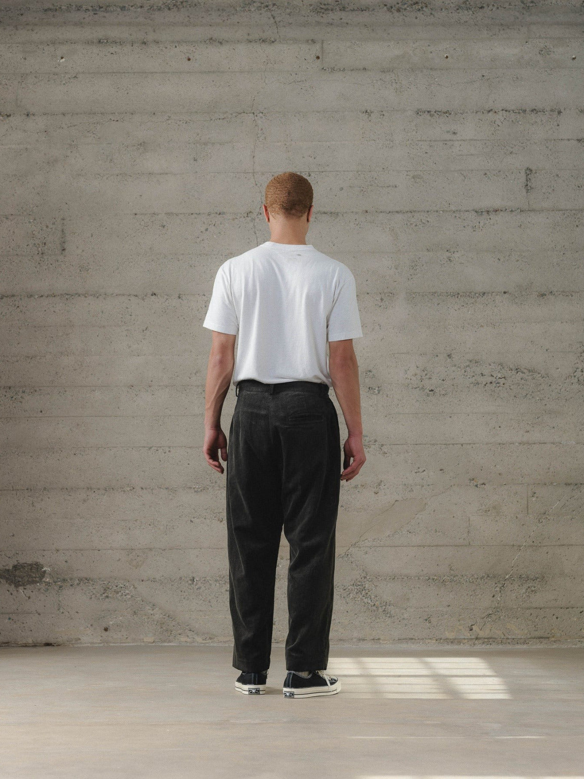 EVAN KINORI SINGLE PLEAT PANT CARBON DYED CORDUROY CHARCOAL