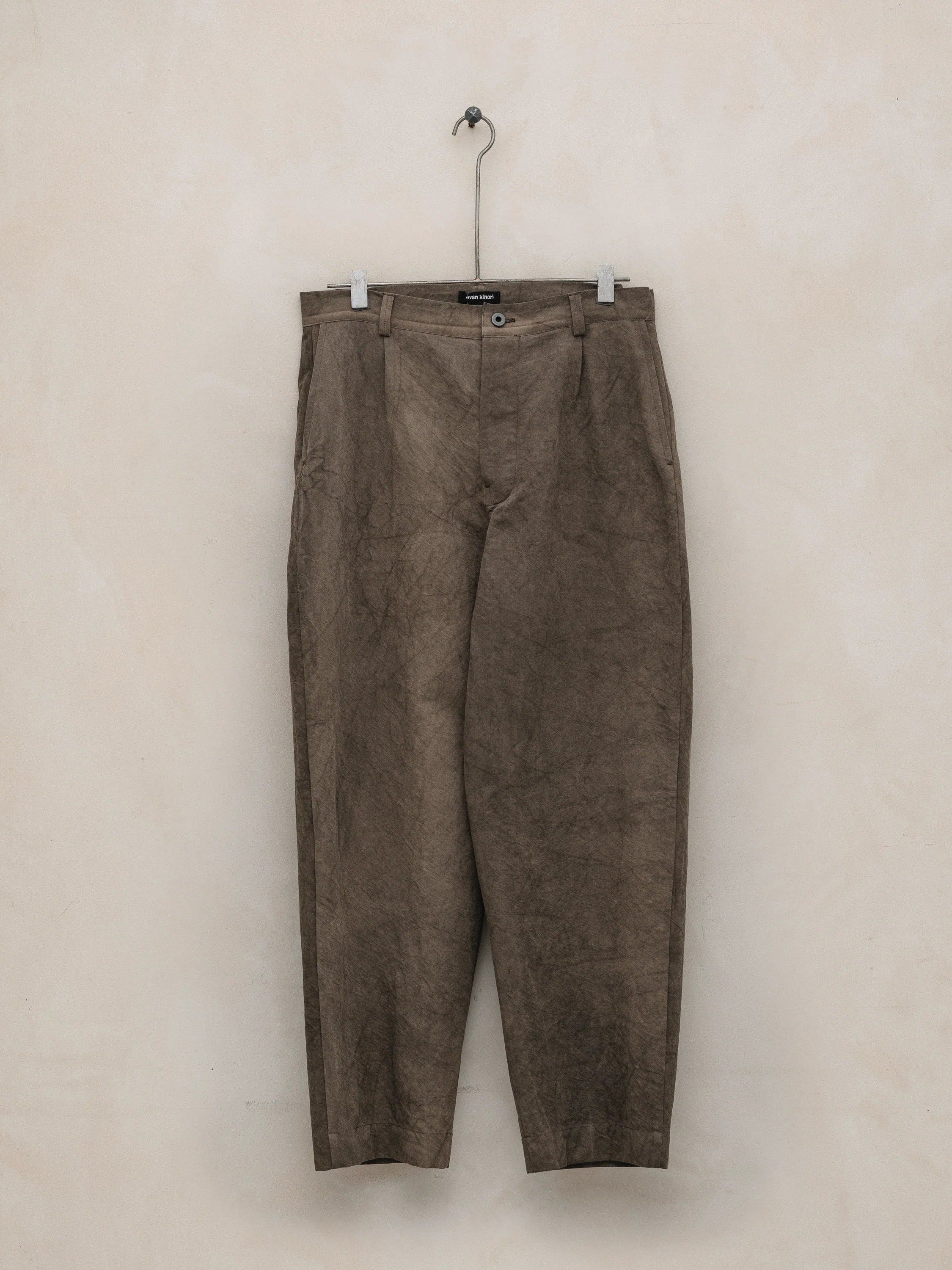 EVAN KINORI SINGLE PLEAT PANTS NATURAL DYE TWILL BROWN