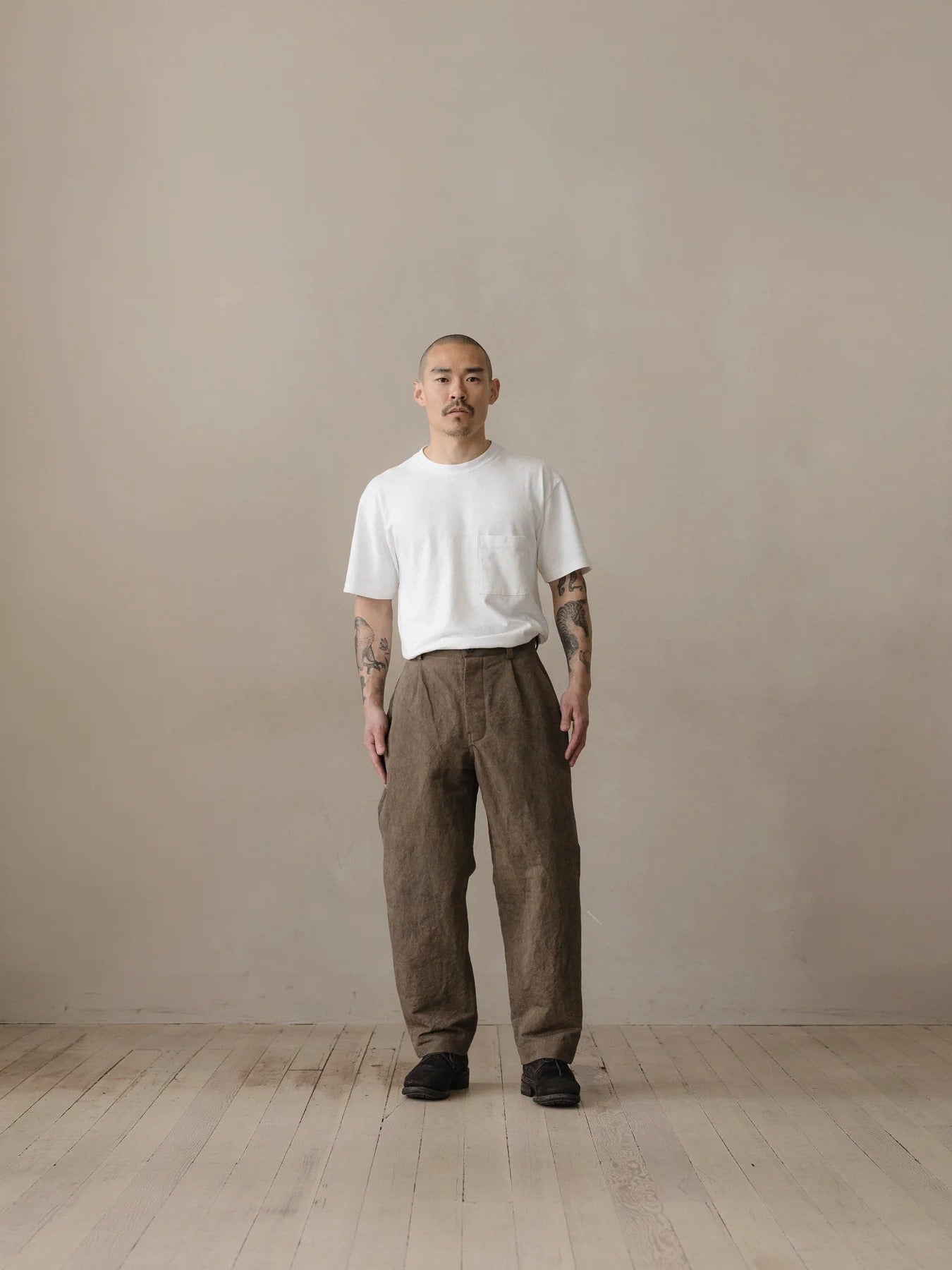 EVAN KINORI SINGLE PLEAT PANTS NATURAL DYE TWILL BROWN