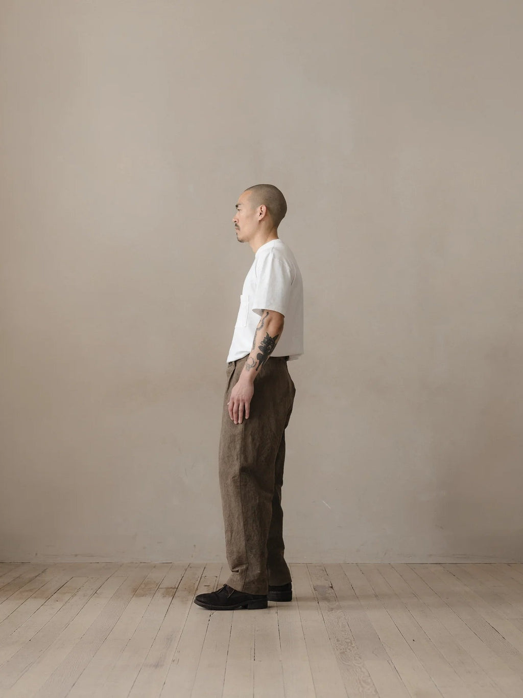 EVAN KINORI SINGLE PLEAT PANTS NATURAL DYE TWILL BROWN