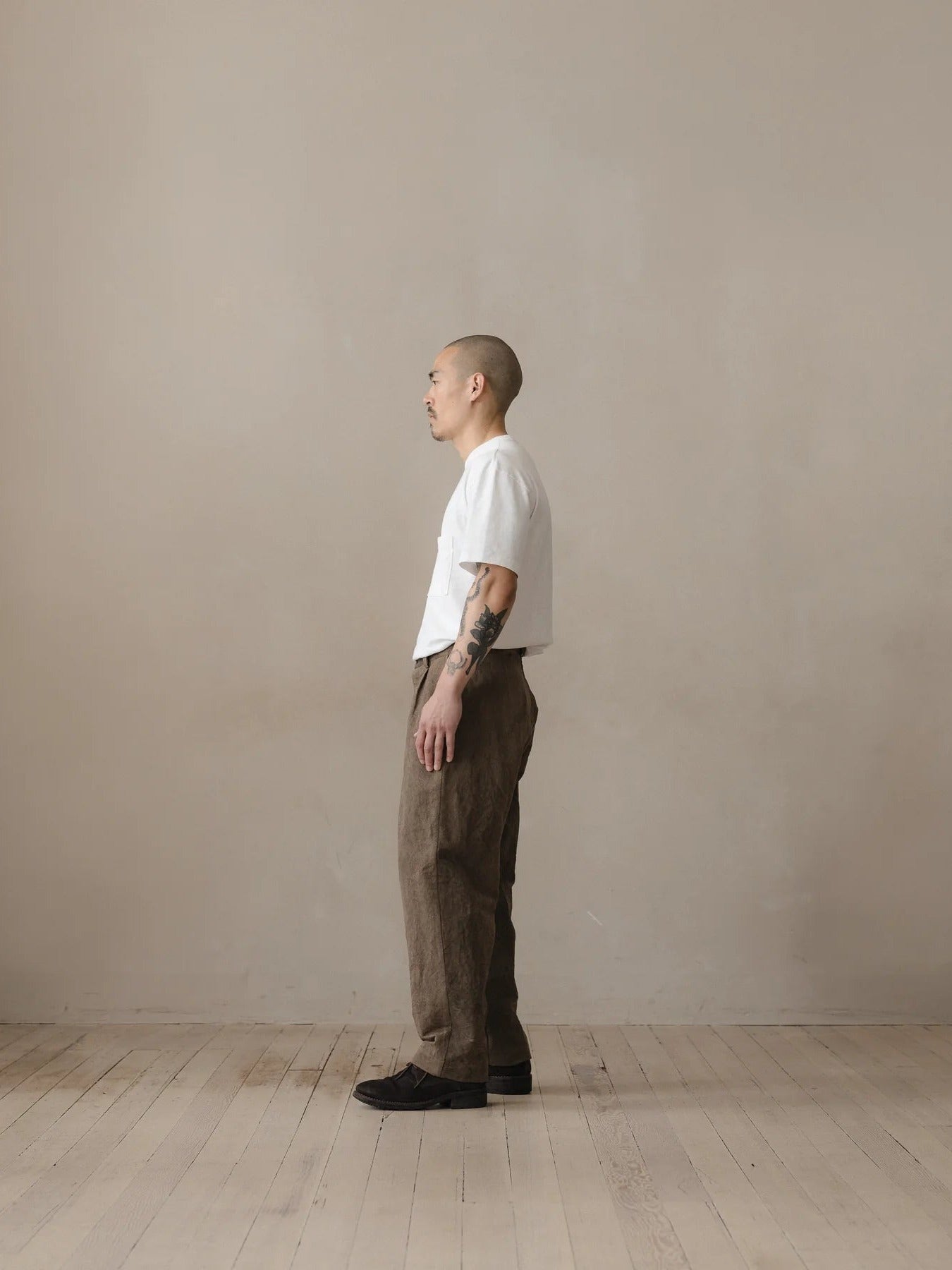 EVAN KINORI SINGLE PLEAT PANTS NATURAL DYE TWILL BROWN