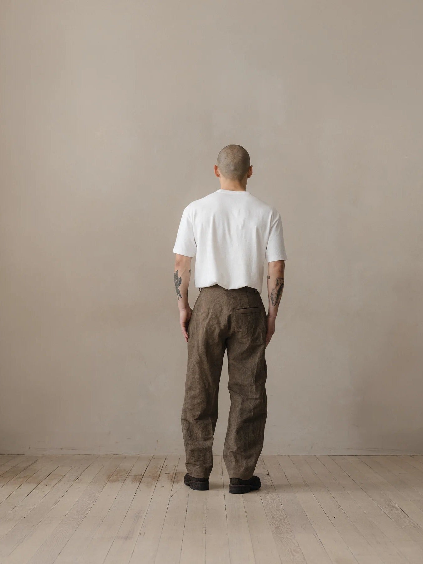 EVAN KINORI SINGLE PLEAT PANTS NATURAL DYE TWILL BROWN