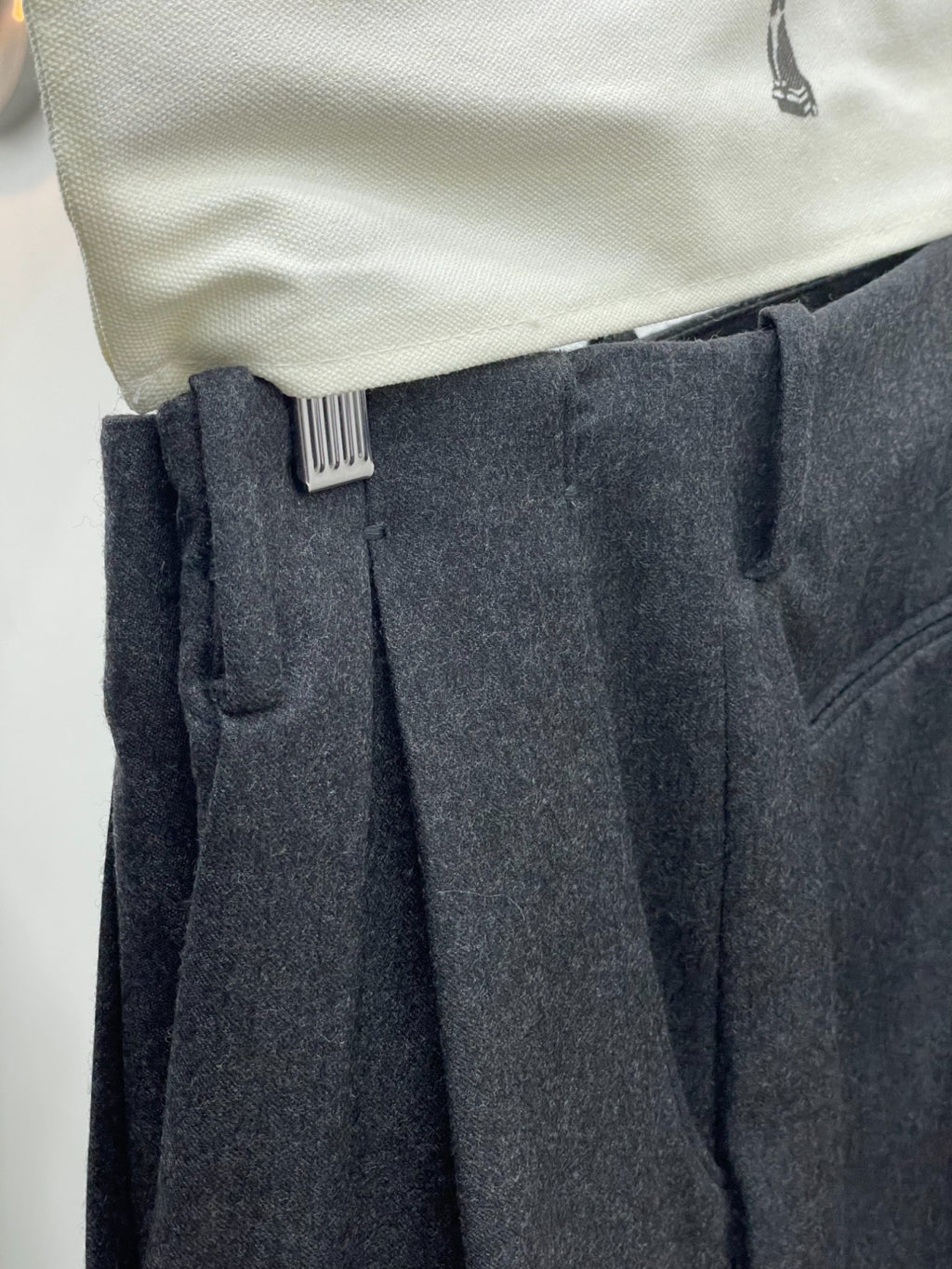 DECHAMPS DOUBLE PLEATED PANTS GRY FLANNEL WITH BELTLOOP