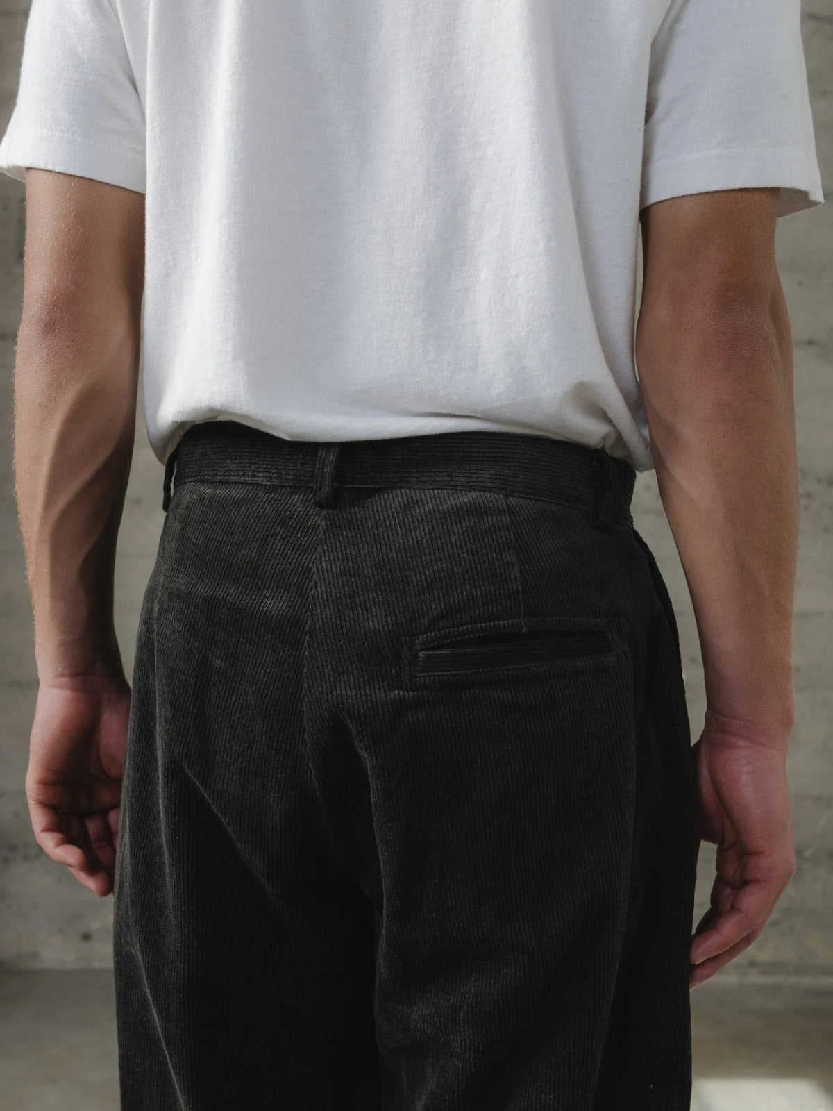 EVAN KINORI SINGLE PLEAT PANT CARBON DYED CORDUROY CHARCOAL