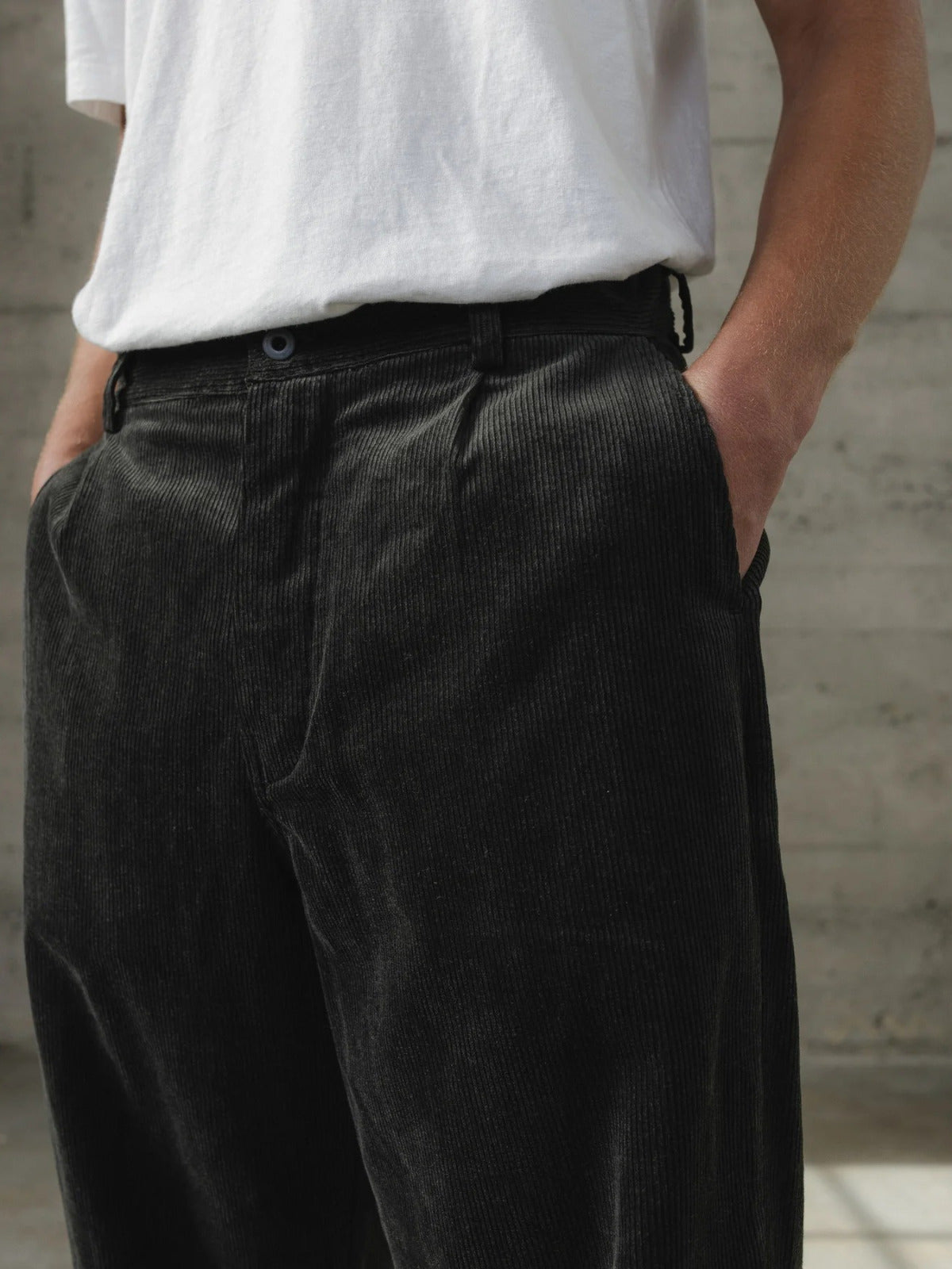 EVAN KINORI SINGLE PLEAT PANT CARBON DYED CORDUROY CHARCOAL
