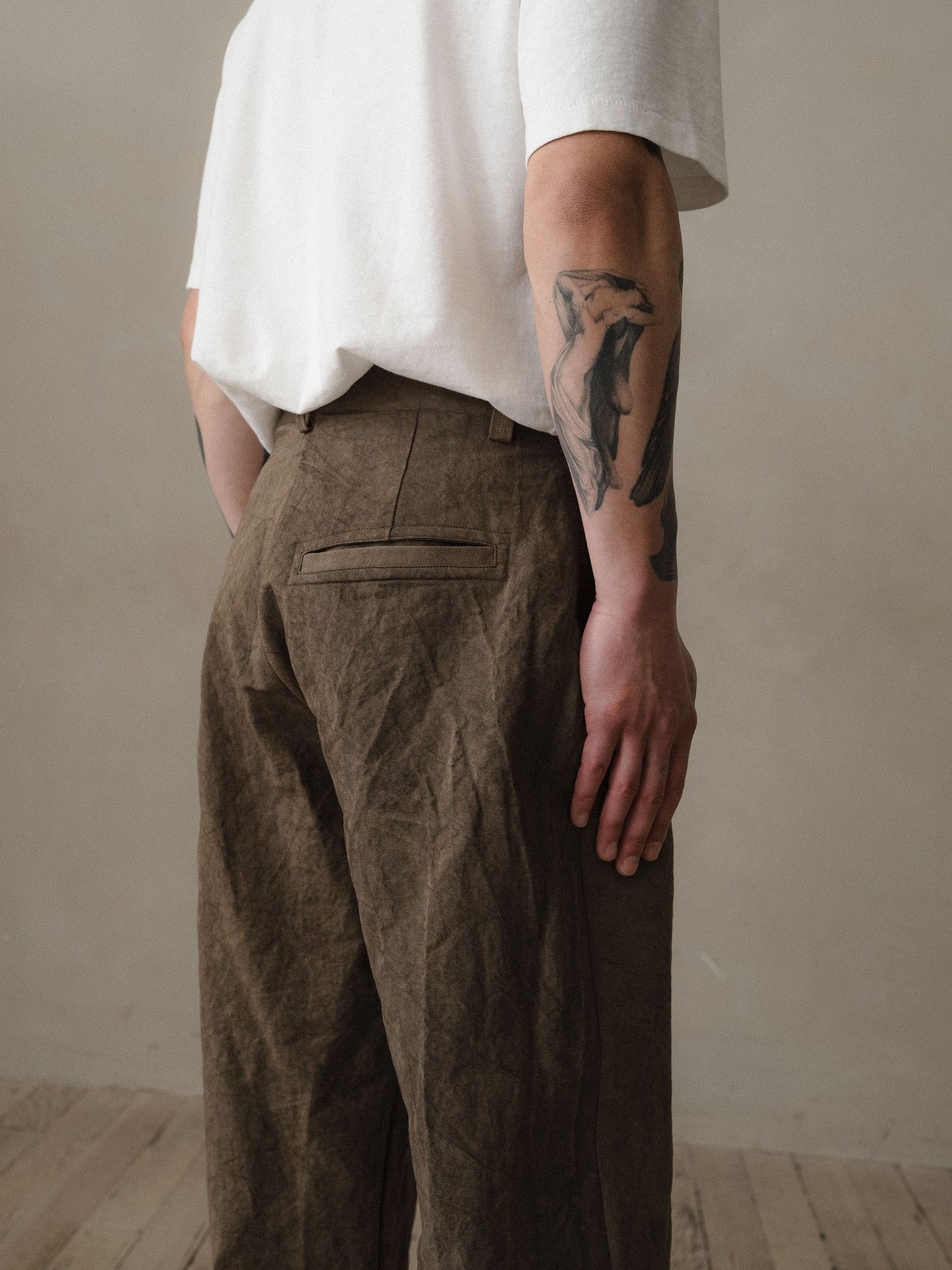 EVAN KINORI SINGLE PLEAT PANTS NATURAL DYE TWILL BROWN