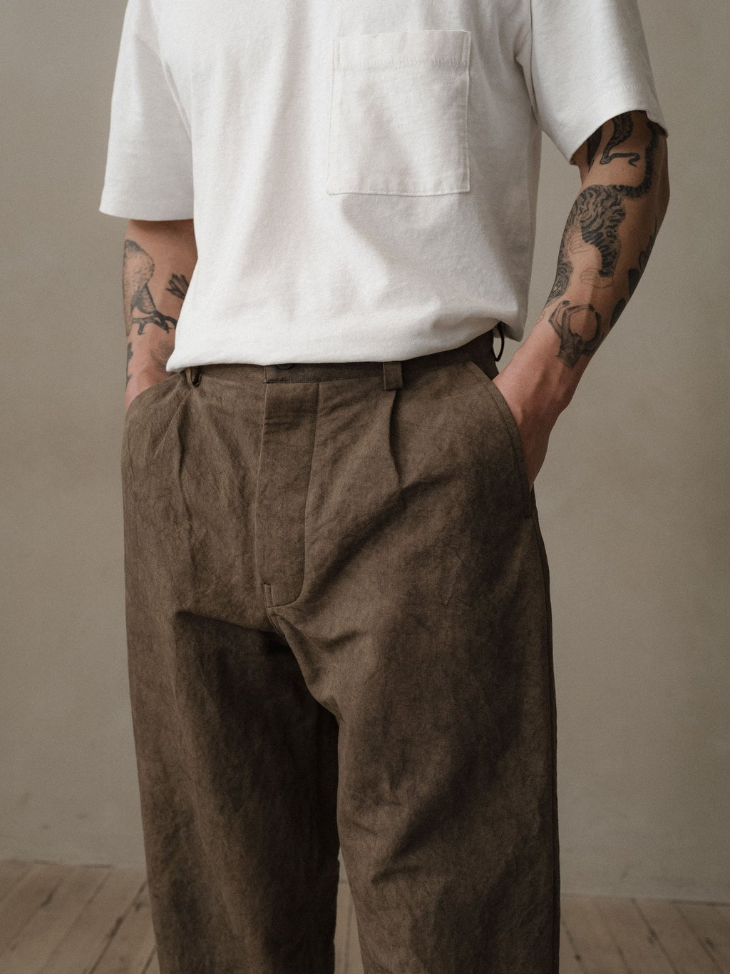 EVAN KINORI SINGLE PLEAT PANTS NATURAL DYE TWILL BROWN