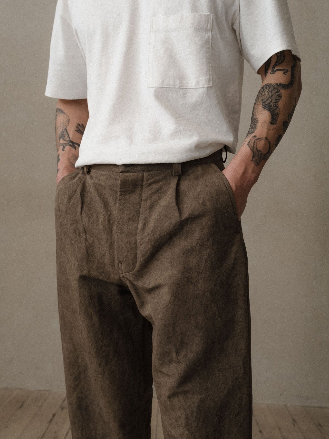 EVAN KINORI SINGLE PLEAT PANTS NATURAL DYE TWILL BROWN
