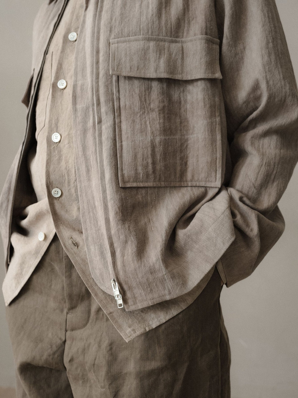 EVAN KINORI ZIP JACKET LINEN/COTTON HERRINGBONE DARK BEIGE
